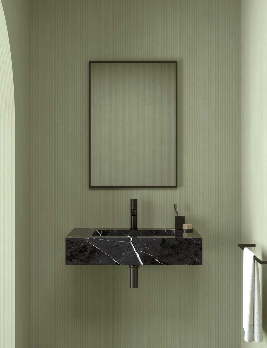 Solo 800 — Calacatta Black on sage green wall